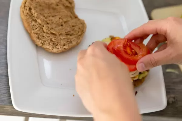 Zubereitung von Halloumi-Käse-Burgern mit Avocado und Tomaten
