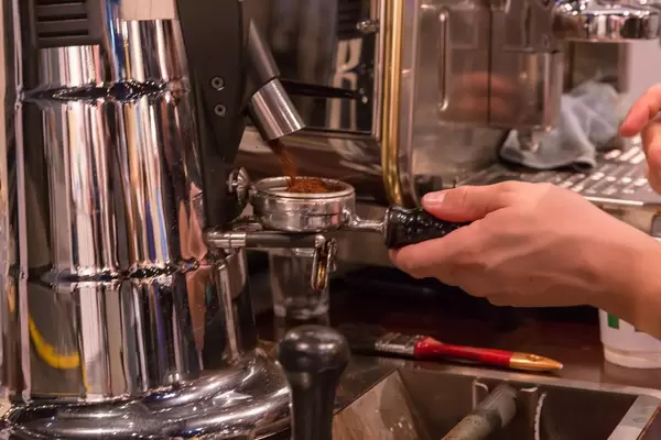 Zubereitung von Kaffee mit einer professionellen Kaffeemaschine