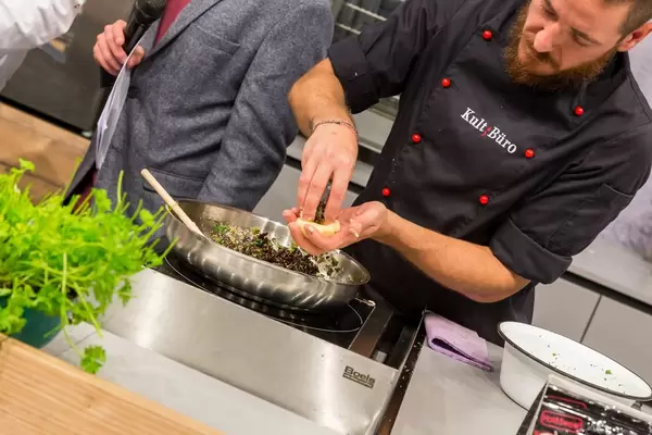Zubereitung von karamellisierten Zwiebeln und Beef-Jerky Knödeln
