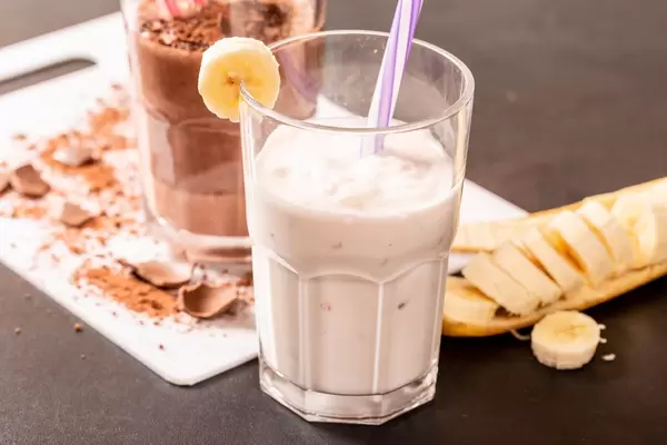 Zubereitung von Milchshakes mit Banane und Eiscreme oder Schokolade