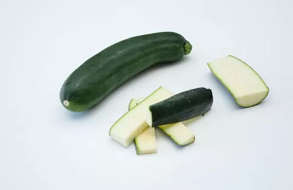 Zucchini auf weißem Hintergrund 1 1