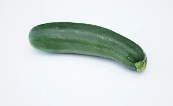 Zucchini auf weißem Hintergrund 2 2