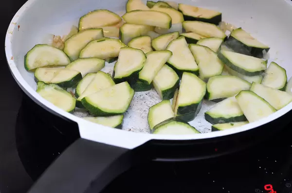 Zucchini in der Pfanne