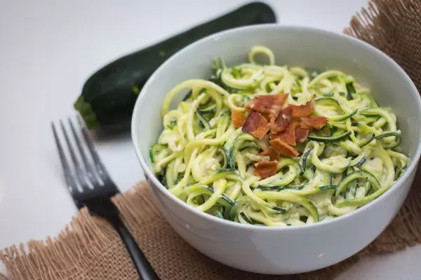 Zucchini Nudeln - Zoodles - mit knusprigem Speck