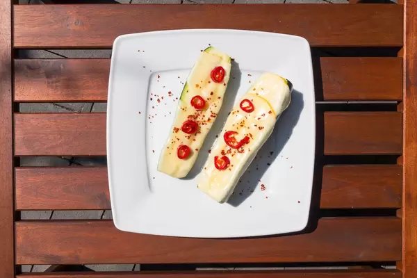 Zucchini-Schiffchen mit Chili und Schmelzkäse