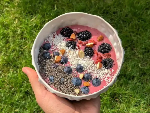 Zuckerreiche Bowl: Blaubeeren, Brombeeren, Chiasamen, Mandeln, Trockenfrüchte