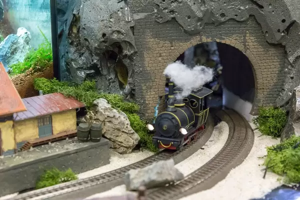 Zug kommt aus dem Tunnel. Modellbahn