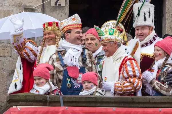 Zugleiter Holger Kirsch mit dem Kölner Dreigestirn beim Rosenmontagszug an der Severinstorburg