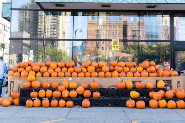 Zum Schnitzen geeignete Kürbisse vor dem Supermarkt