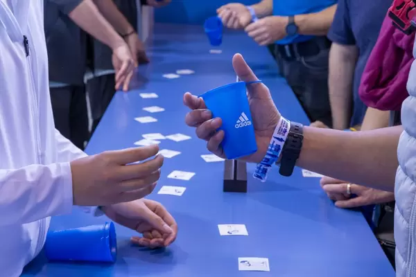 Zusammendrückbarer blauer Trinkbecher von adidas