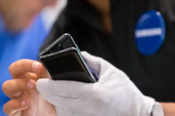 Zusammengeklapptes Handy: Vorstellung des faltbaren Samsung Galaxy Fold 5G vor dem Veröffentlichungstermin