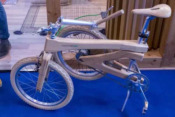 Zusammenklappbares Holzfahrrad coco-mat.bike aus umweltbewussten natürlichen Rohstoffen