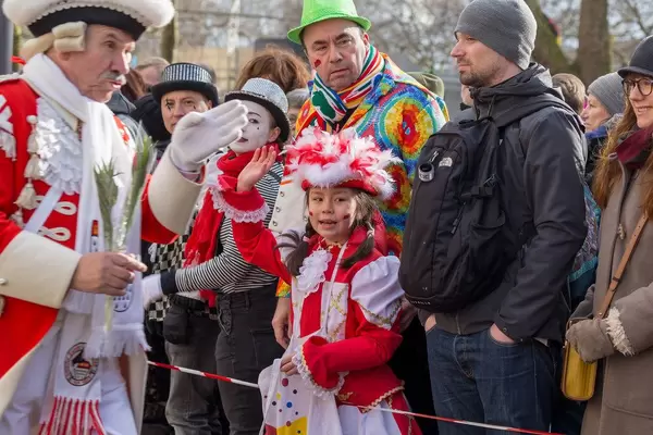 Zuschauer bewundern die prachtvoll gekleideten Roten Funken - Kölner Karneval 2018