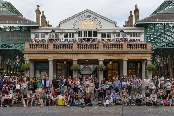 Zuschauer im Kaspertheater Punch and Judy