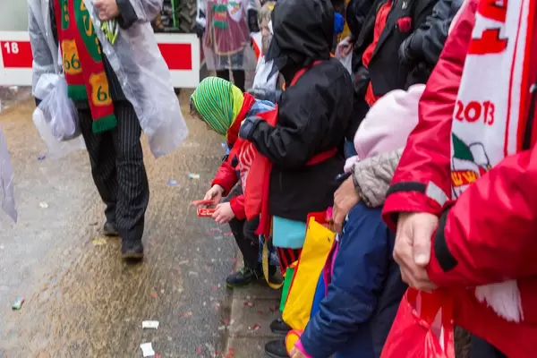 Zuschauer sammeln Kamellen (Süßigkeiten) beim Rosenmontagsumzug in Köln