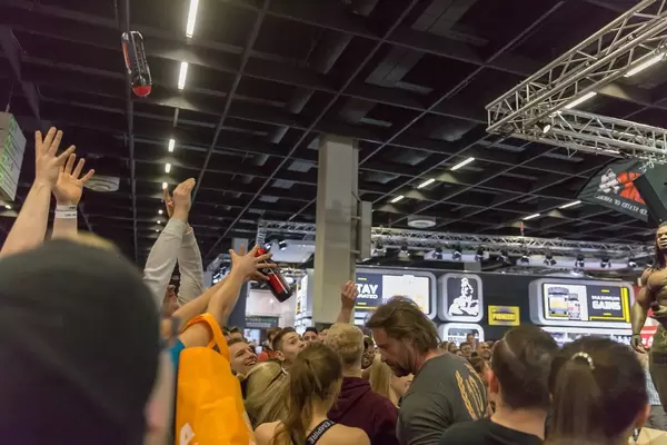 Zuschauer schnappen sich von Kevin Osazee zugeworfene Sportflaschen - FIBO Köln 2018