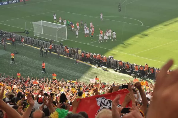 Zuschauer und deutsche Mannschaft vor dem Tor im Hintergrund - Fußball-WM, Brasilien