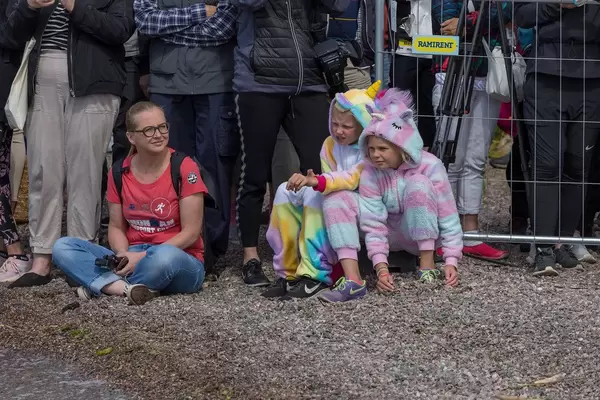 Zuschauer und Kinder im Einhorn-Kostüm-Onesie beobachten die Ironman-Teilnehmer beim Schwimmwettkampf in Lahti, Finnland