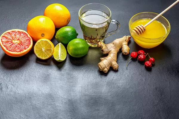 Zutaten für die Herstellung von immunitätssteigernden natürlichen Getränk mit Zitronen, Orangen, Ingwer, Honig, Grapefruit, Limette und Hagebutten