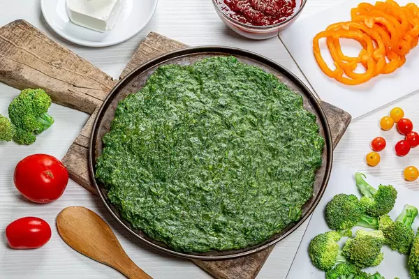 Zutaten für eine gesunde Pizza mit Gemüse und Spinatboden