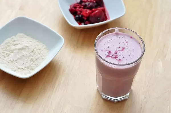 Zutaten für einen gesunden Erdbeerdrink für eine sportliche Ernährung
