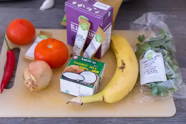 Zutaten für Hello Fresh Rezept - Karibischer Süßkartoffel-Kokos-Eintopf mit Bohnen und herzhaften Bananenpfannkuchen - Schwarze Bohnen, Kokosnussmilch, Tomaten, Zwiebeln, Gemüsebrühe, Banane und Petersilie