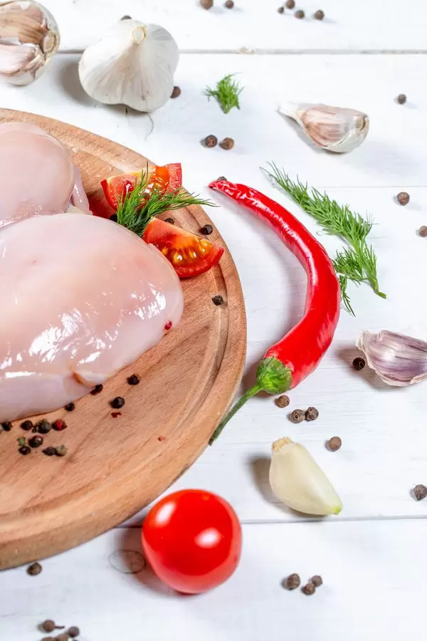 Zutaten für Zubereitung von Hähnchenbrust mit Chili, Tomaten, Knoblauch und Kräutern