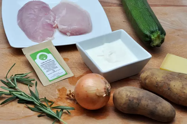 Zutaten: Hähnchen, Rosmarin, Zwiebeln, Johgurt, Kartoffeln, Käse und Zucchini
