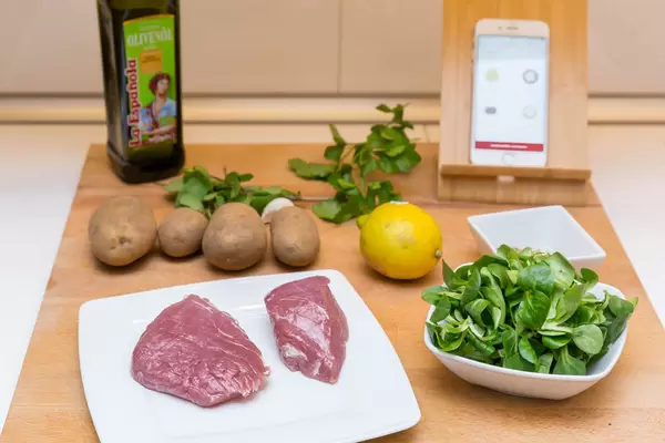 Zutaten: Schweinefilet, Feldsalat, Kartoffeln, Olivenöl, Gewürzmischung,  Zitrone und Kräuter und ein Smartphone