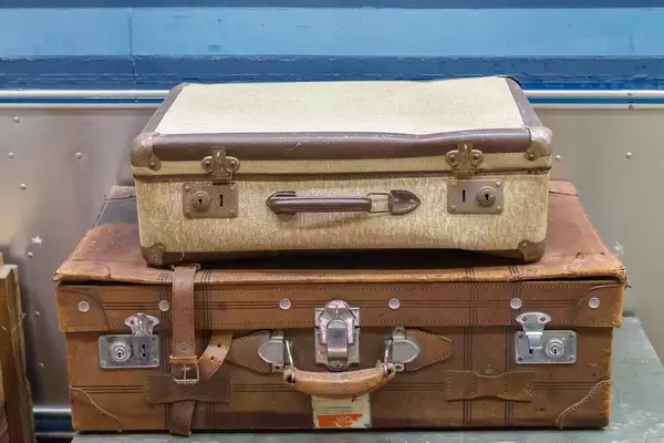 Zwei alte Reisekoffer im Vintagestil erinnern an den Siebenstein-Koffer