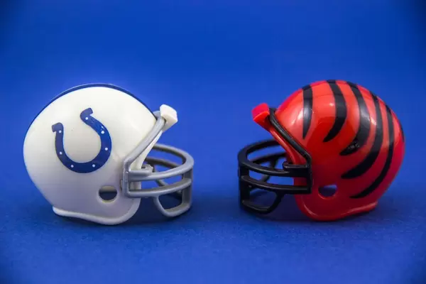 Zwei American Football Helme in weiß und rot auf blauem Hintergrund