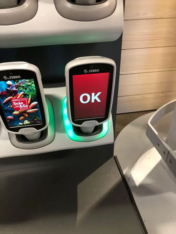 Zwei Barcode-Scanner von Rewe Scan & Go: neues Konzept für einen schnellen Einkauf