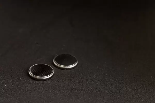 Zwei Batterien vom Typ CR2032