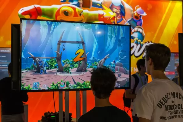 Zwei Besucher der Gamescom 2018 spielen ein Prügelspiel