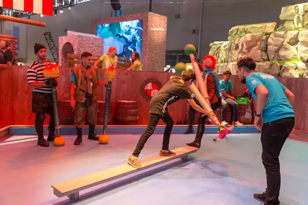 Zwei Besucher kämpfen auf der Planke - Gamescom 2018