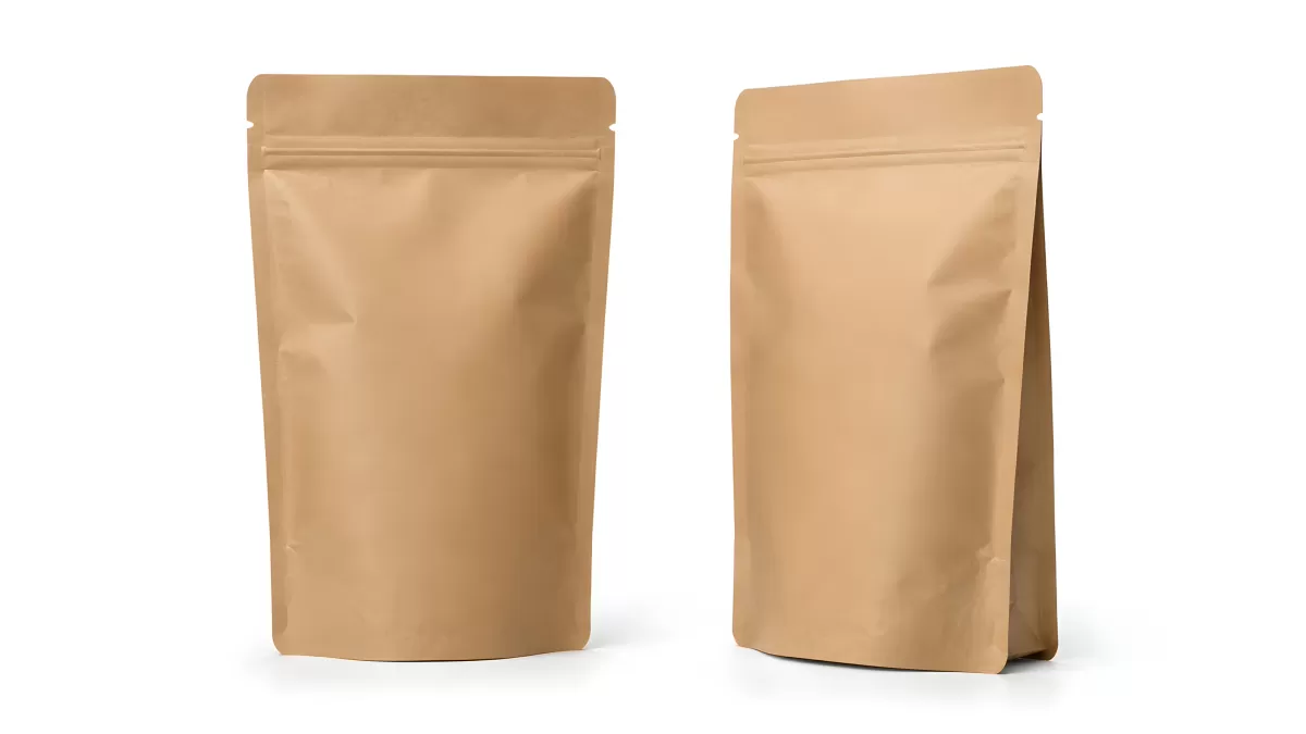 Zwei braune Kraftpapier-Standbeutel auf weißem Hintergrund
