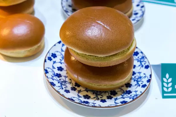 Zwei Brioche Burger Buns ohne Sesam-Körnchen auf einem Teller