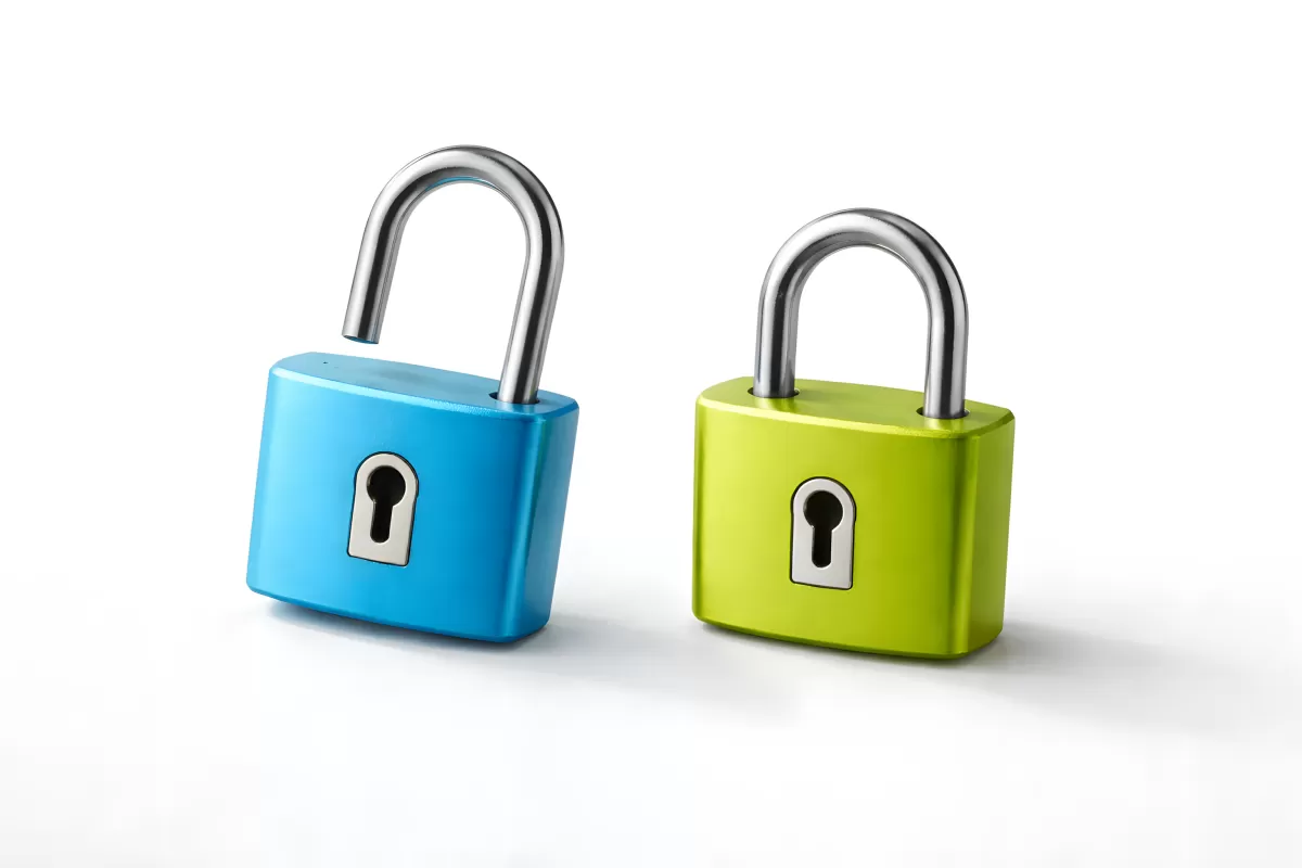 Zwei bunte Vorhängeschlösser in Blau und Grün
