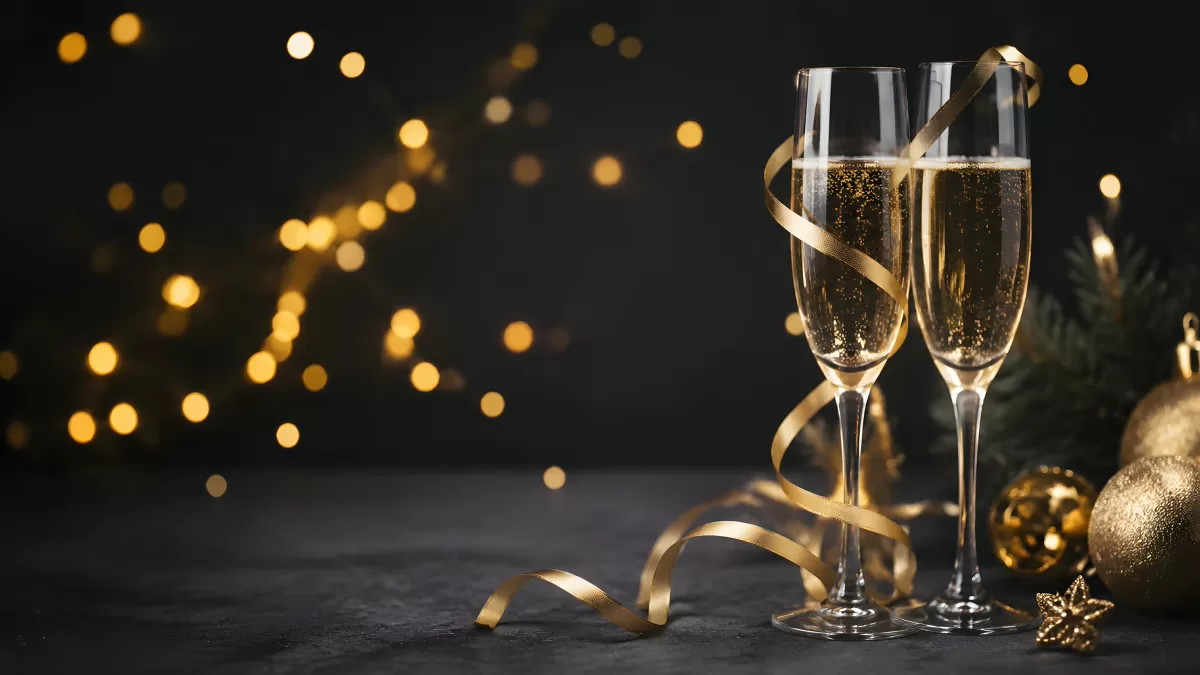 Zwei Champagnergläser mit Goldband zur Silvesterfeier