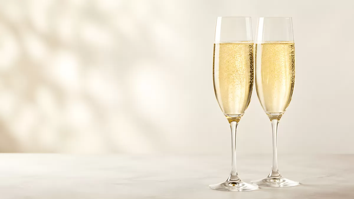 Zwei Champagnergläser mit Sekt auf hellem Untergrund