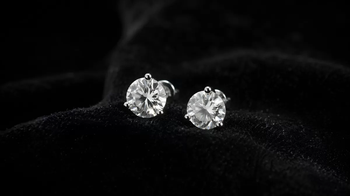 Zwei Diamant-Ohrstecker auf schwarzem Samt