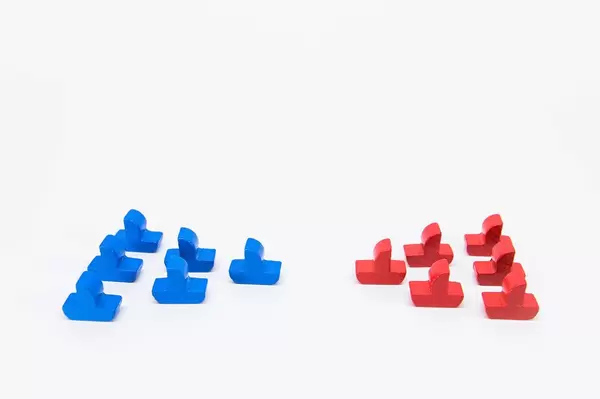 Zwei Flotten stehen sich von Angesicht zu Angesicht auf weißem Untergrund gegenüber