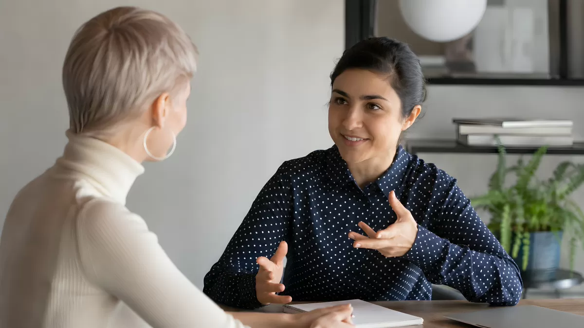 Zwei Frauen im Gespräch bei einem Büro-Meeting