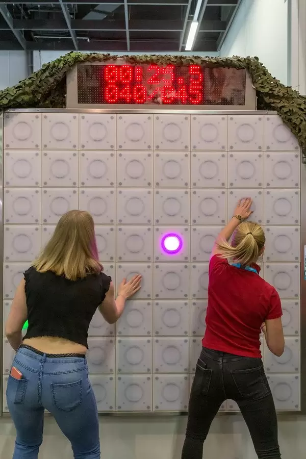 Zwei Frauen machen einen Reaktionstest am Bundeswehrstand am Fibo Köln