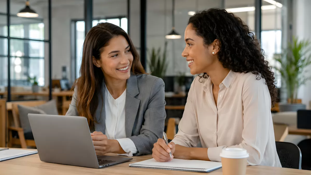 Zwei Geschäftsfrauen arbeiten gemeinsam im Büro