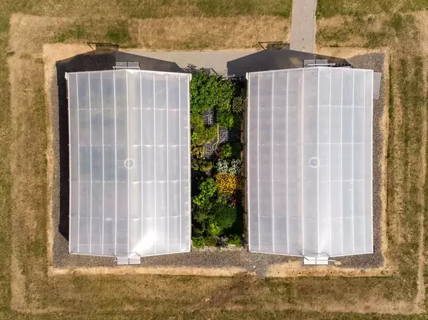 Zwei Gewächshäuser aus der Vogelperspektive. Luftbildaufnahme
