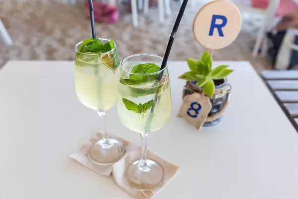 Zwei Gläser Hugo: leicht alkoholischer Cocktail aus Prosecco mit frischer Minze