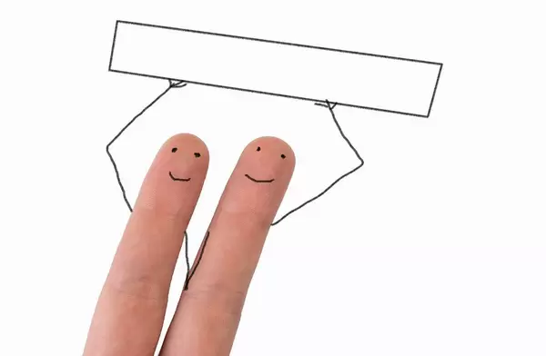 Zwei glückliche Smileys auf Fingern gemalt halten zusammen ein leeres Schild hoch