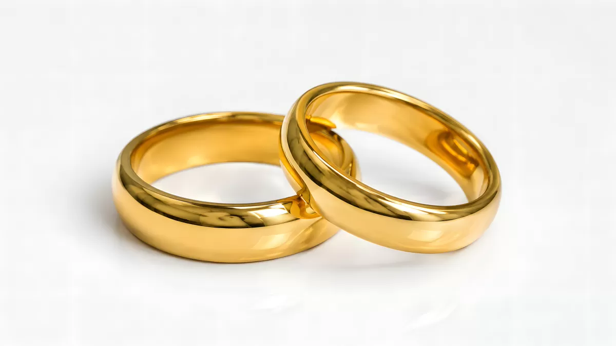 Zwei goldene Eheringe liegen nebeneinander
