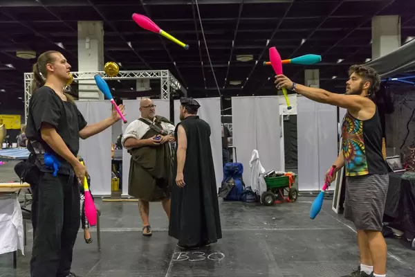 Zwei Jongleure beim Jonglieren